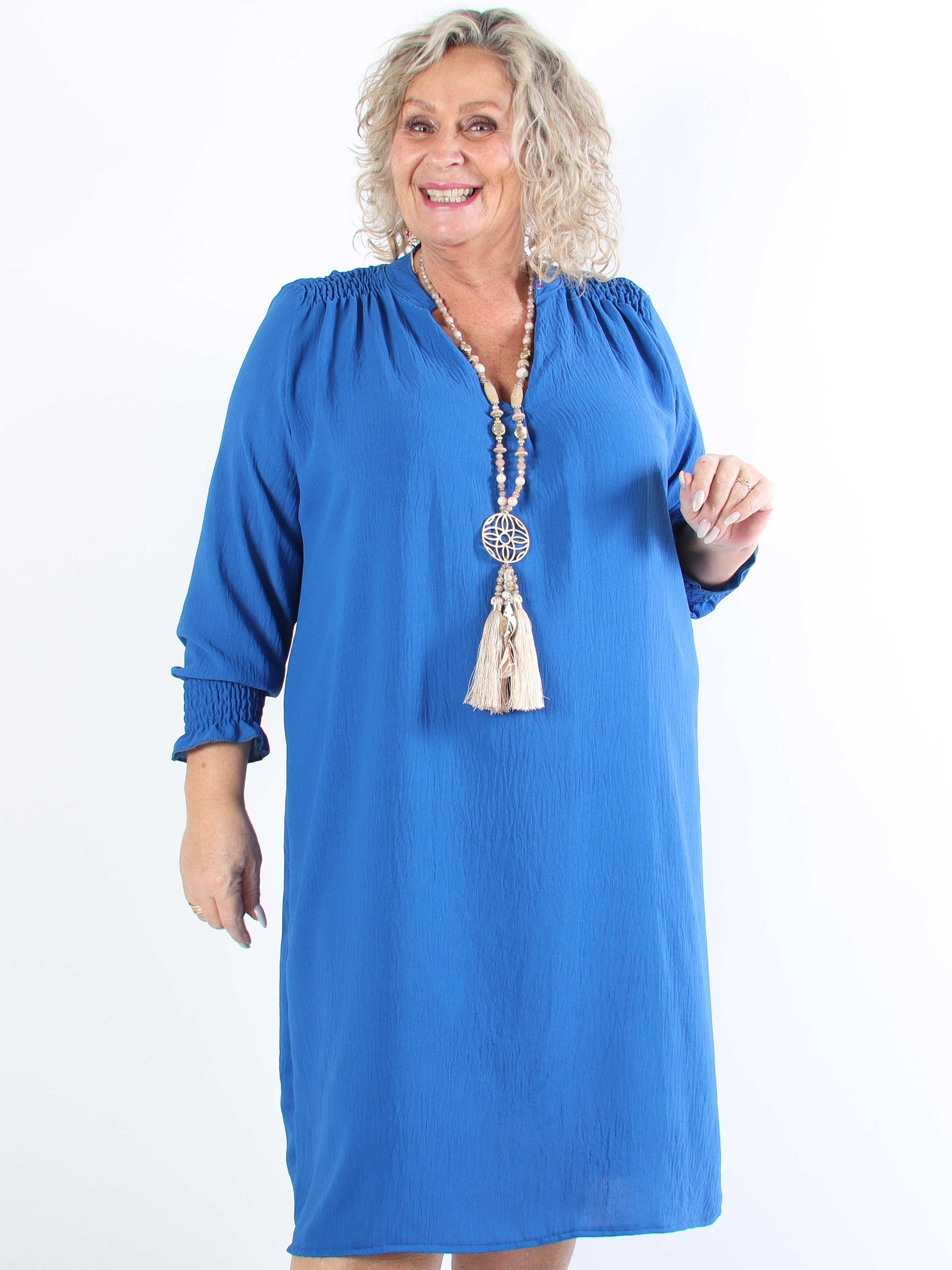 Marisol - Söt plus size-klänning med smock och v-ringning